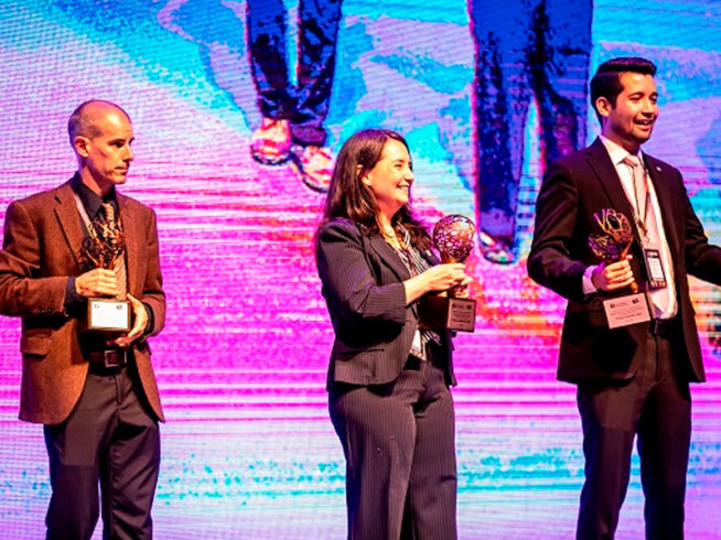 Eva Guerra recibe premio académico CNCPIE